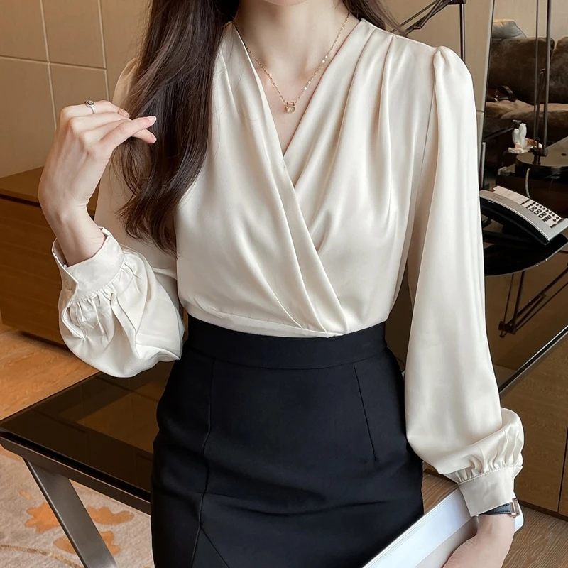 秋季新款法式设计高级感v领长袖上衣女气质宽松通勤穿搭职业衬衫