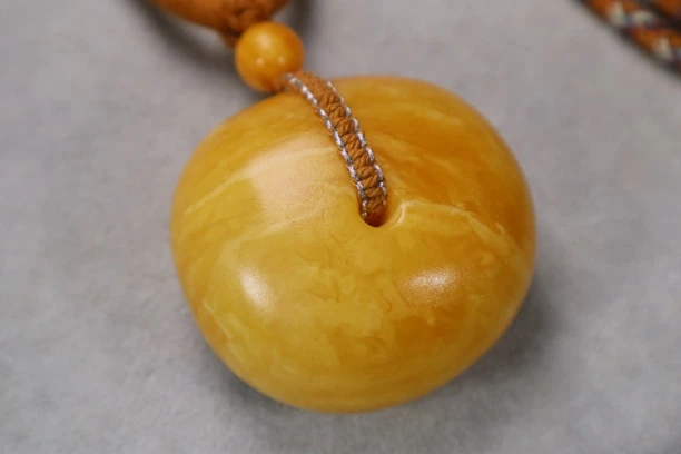 天然琥珀蜜蜡老蜜蜡花蜡饼子女款复古百搭时尚珠珠精美气质项坠