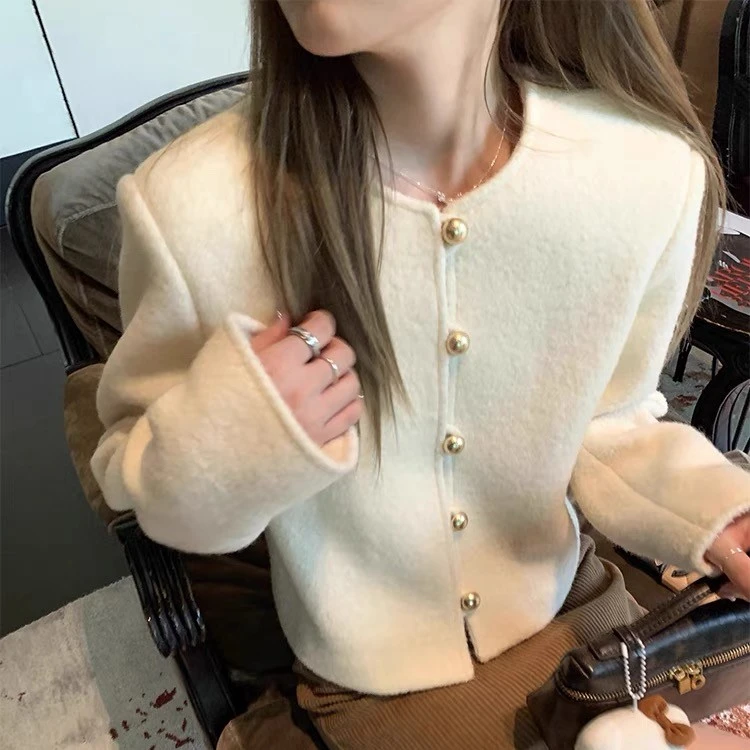 迈迈 心动白月光 洋气气质耳仔金扣圆领百搭毛呢短款小香风外套