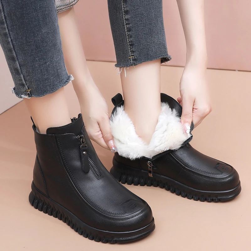 妈妈棉鞋冬季中年中老年女鞋皮鞋加绒雪地软底防滑保暖老人短靴