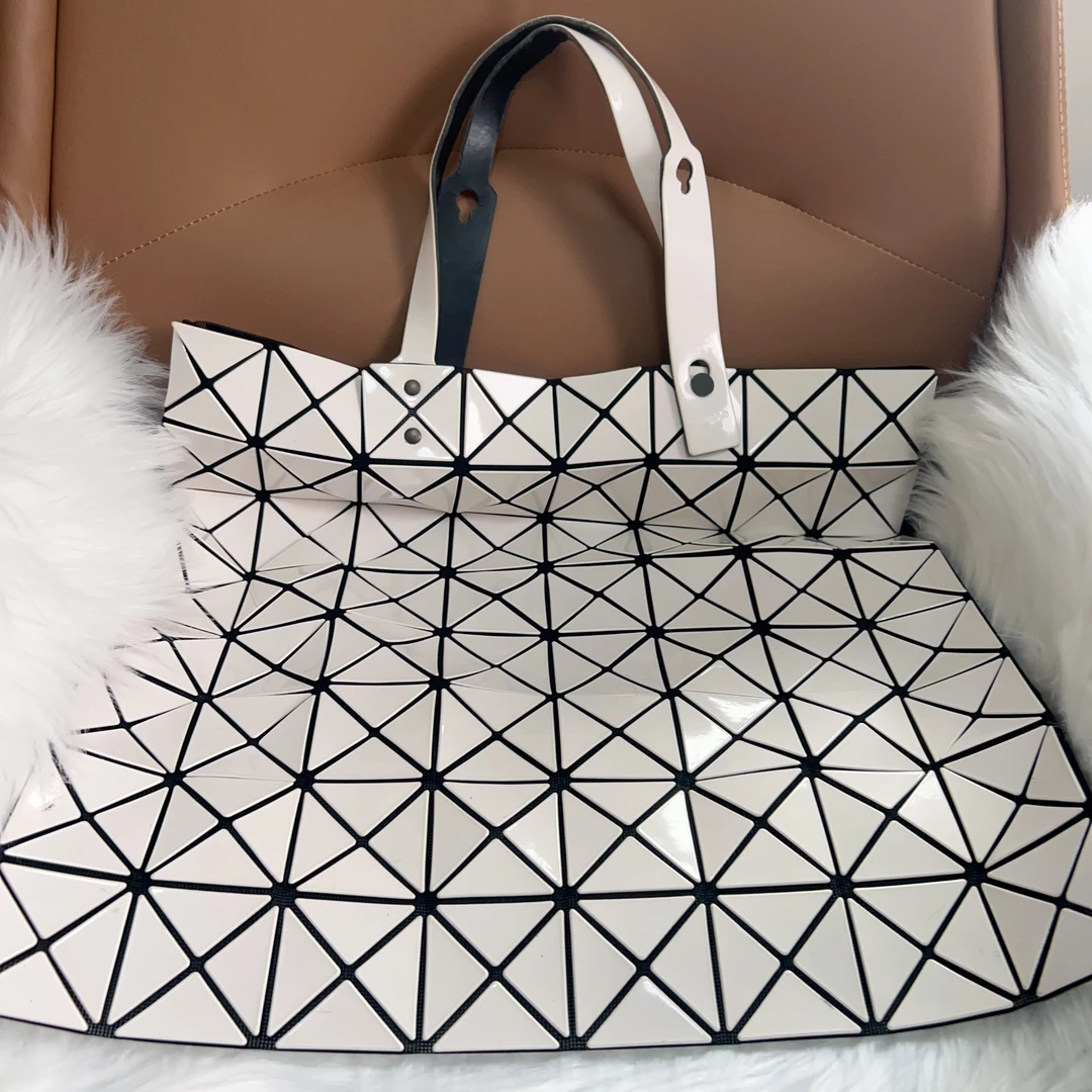95新 Issey Miyake/三宅一生 三宅一生白色大号手提托特包