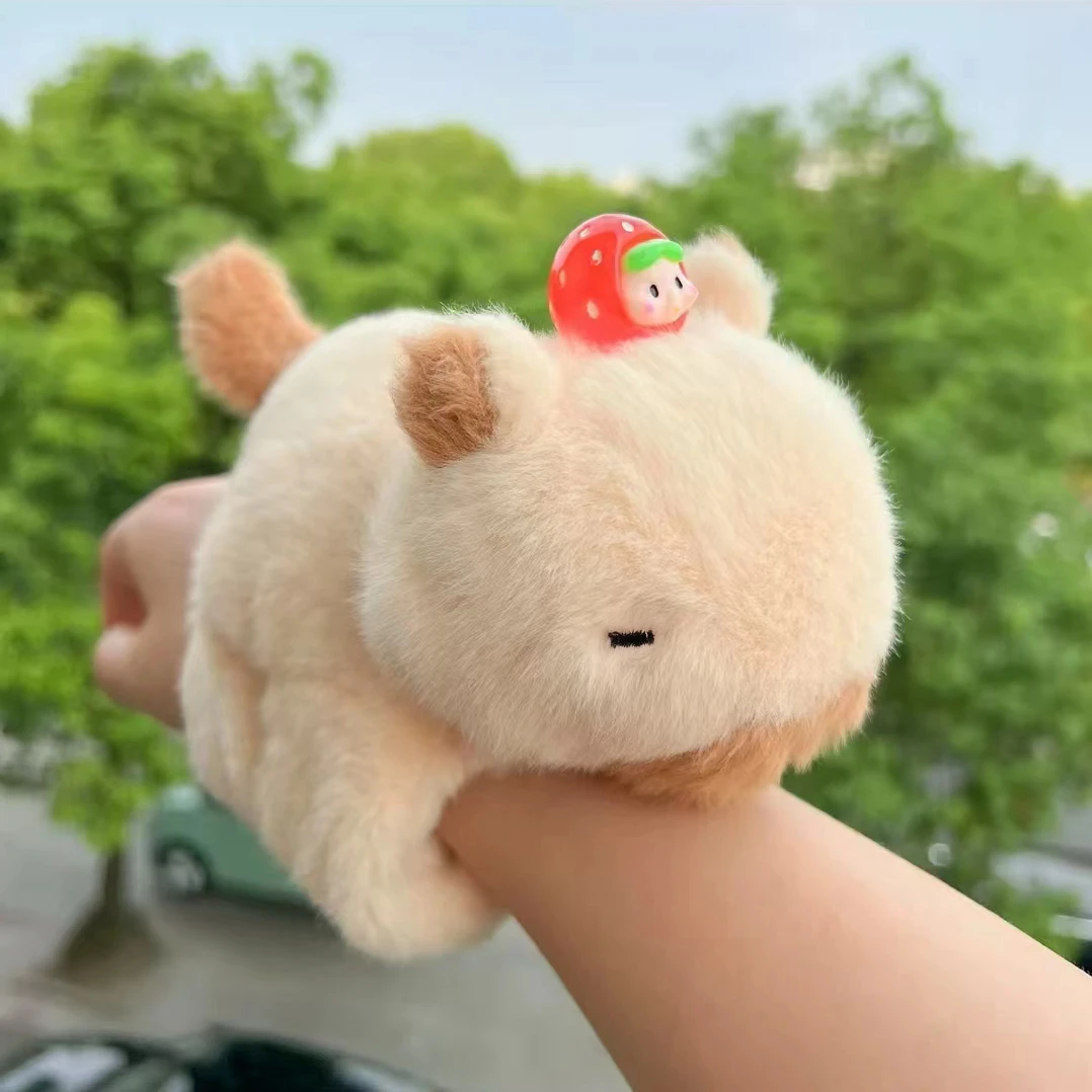 草莓熊卡皮巴拉玩偶可爱啪啪圈手腕装饰毛绒玩具