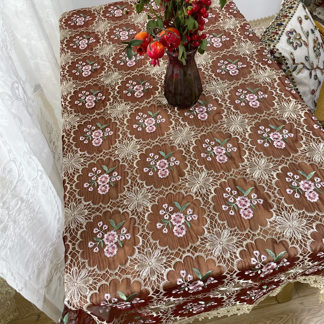 DY017-32-1丝光线（130*180cm方）红底粉梅花刺绣桌布