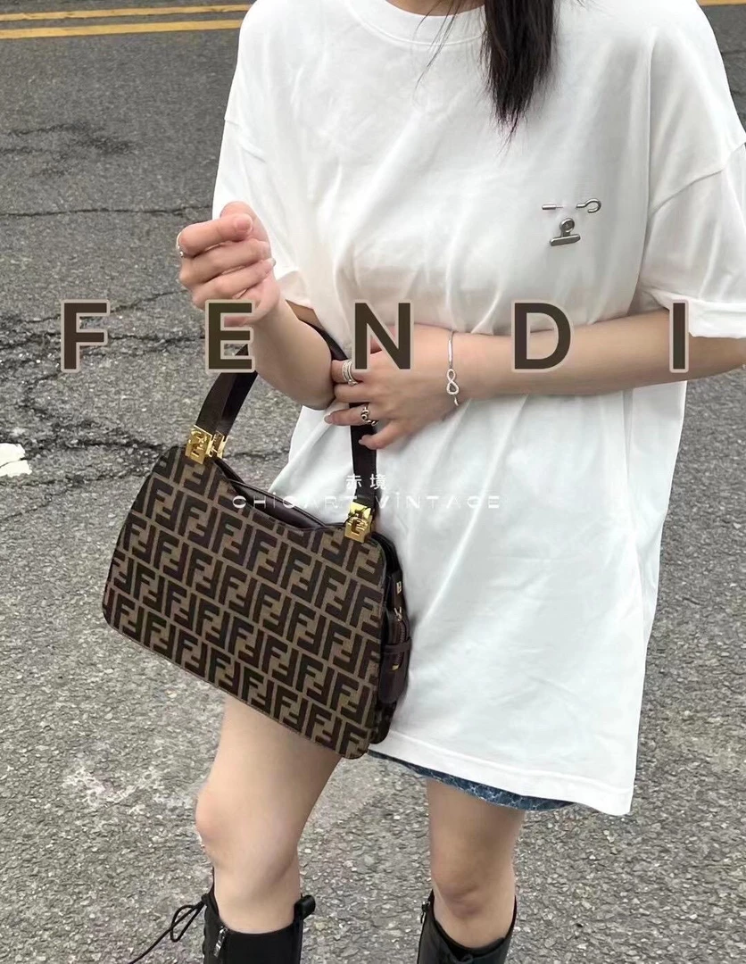95新 FENDI/芬迪 2137 特惠老花风琴手提大号