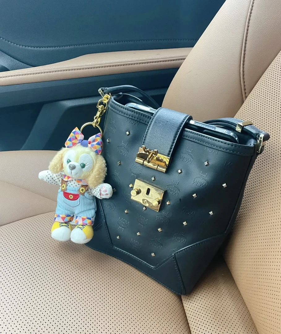 95新 MCM 4126 黑金铆钉水桶斜挎包