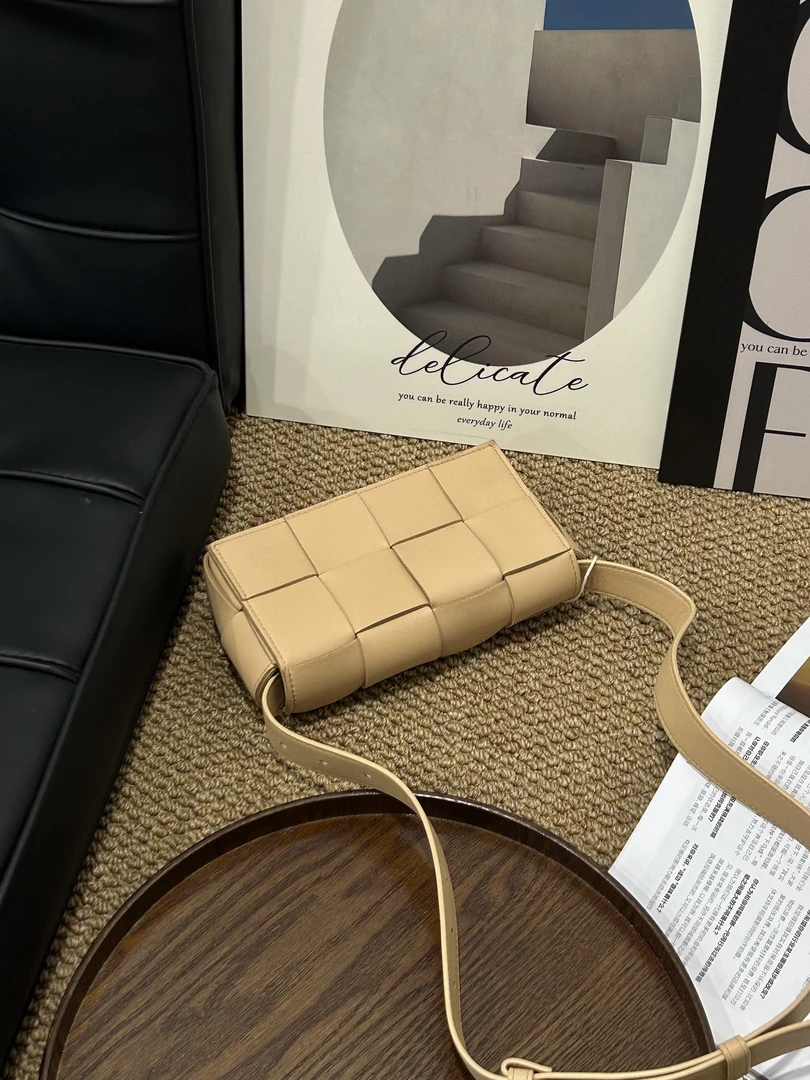 95新 BOTTEGA VENETA/葆蝶家 1462 奶茶色八格编织斜挎包