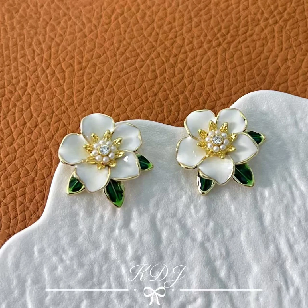 铜合金耳饰 E0355法式滴釉栀子花朵耳钉仙气小众设计感高级耳饰