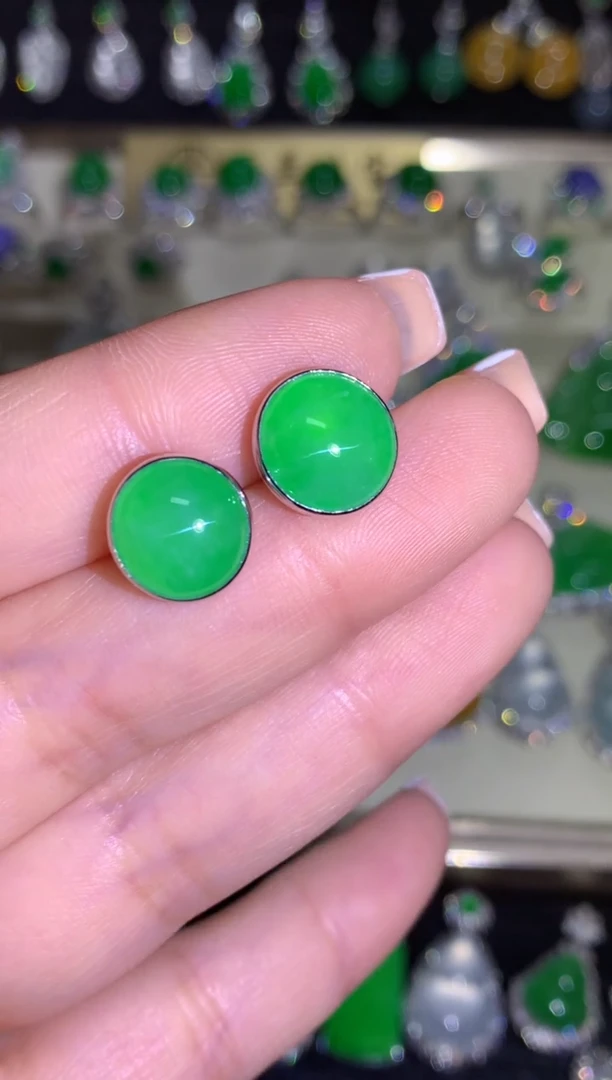 【闪购商品】翡翠耳饰18K金镶嵌高冰满绿阳绿蛋面耳钉