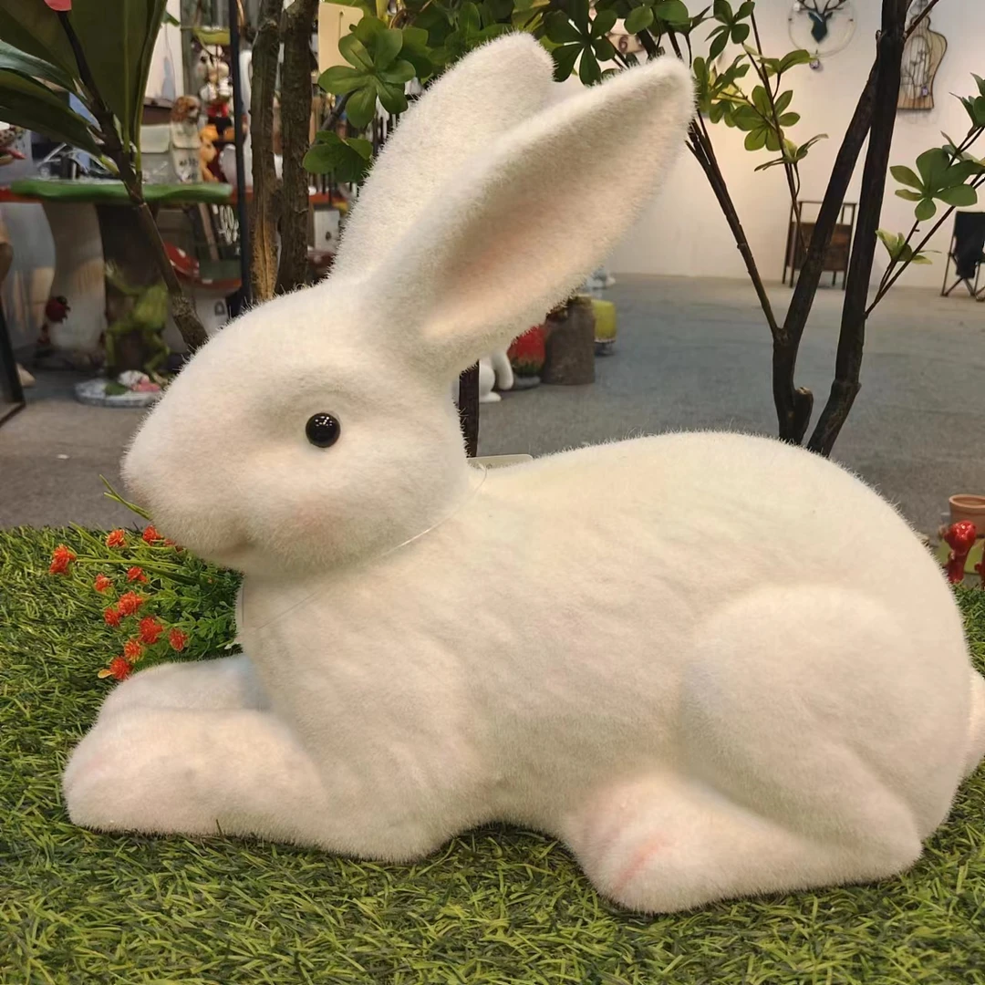 白色植绒趴姿兔子
