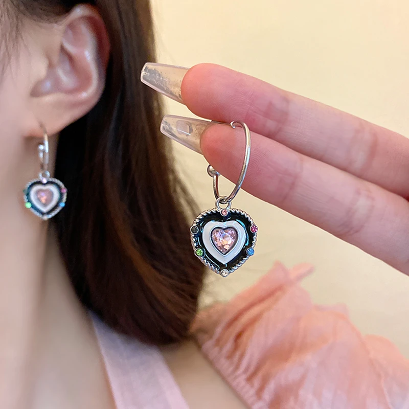铜合金耳饰 梅姐饰品2925多巴胺彩色爱心耳环女C型甜酷耳饰