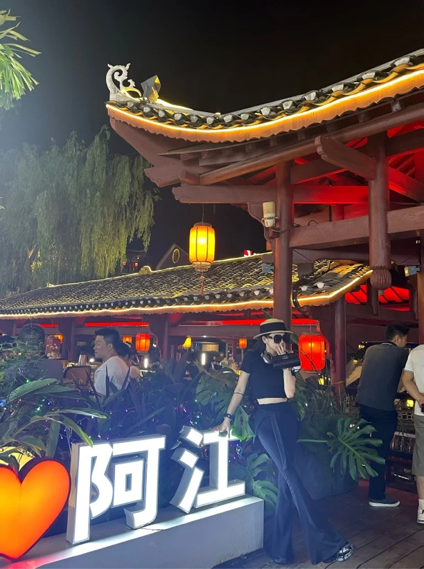 「西街夜景」自留辣妹显瘦 垫肩上衣➕假两件喇叭裤时尚套装