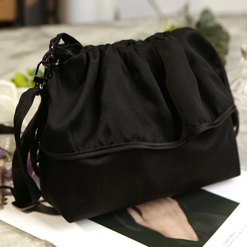 抽绳轻便单肩布包户外休闲百搭简约纯色黑色便携时尚斜挎两用包