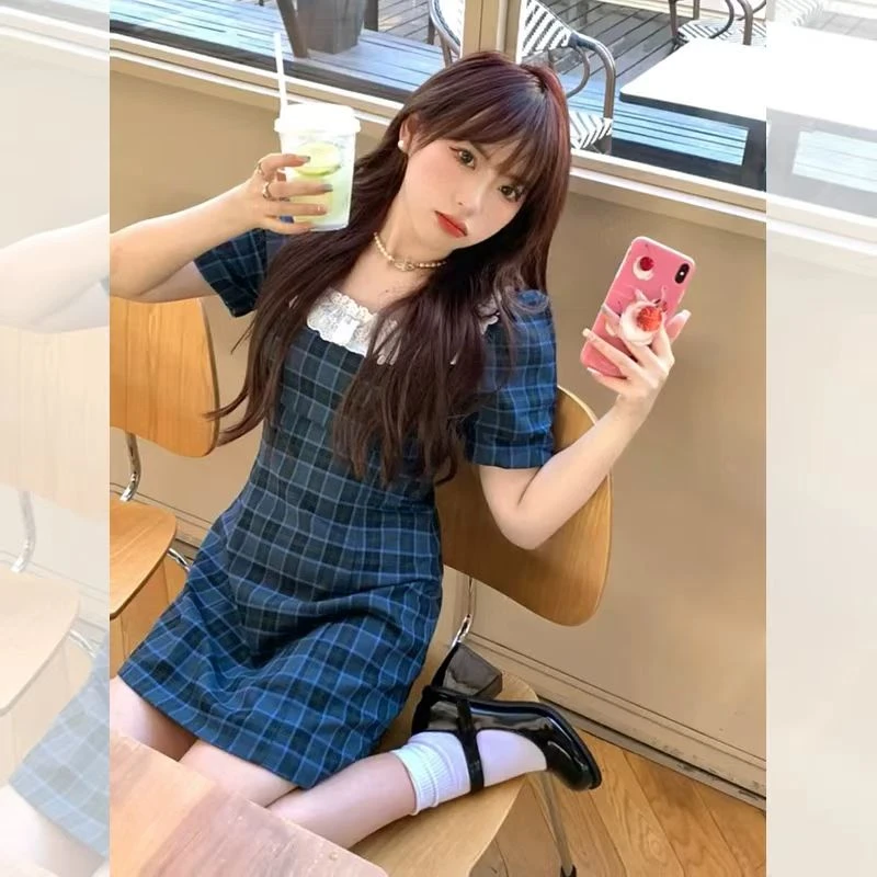 复古学院风方领短裙女夏季新款甜美系泡泡袖蕾丝花边格子连衣裙
