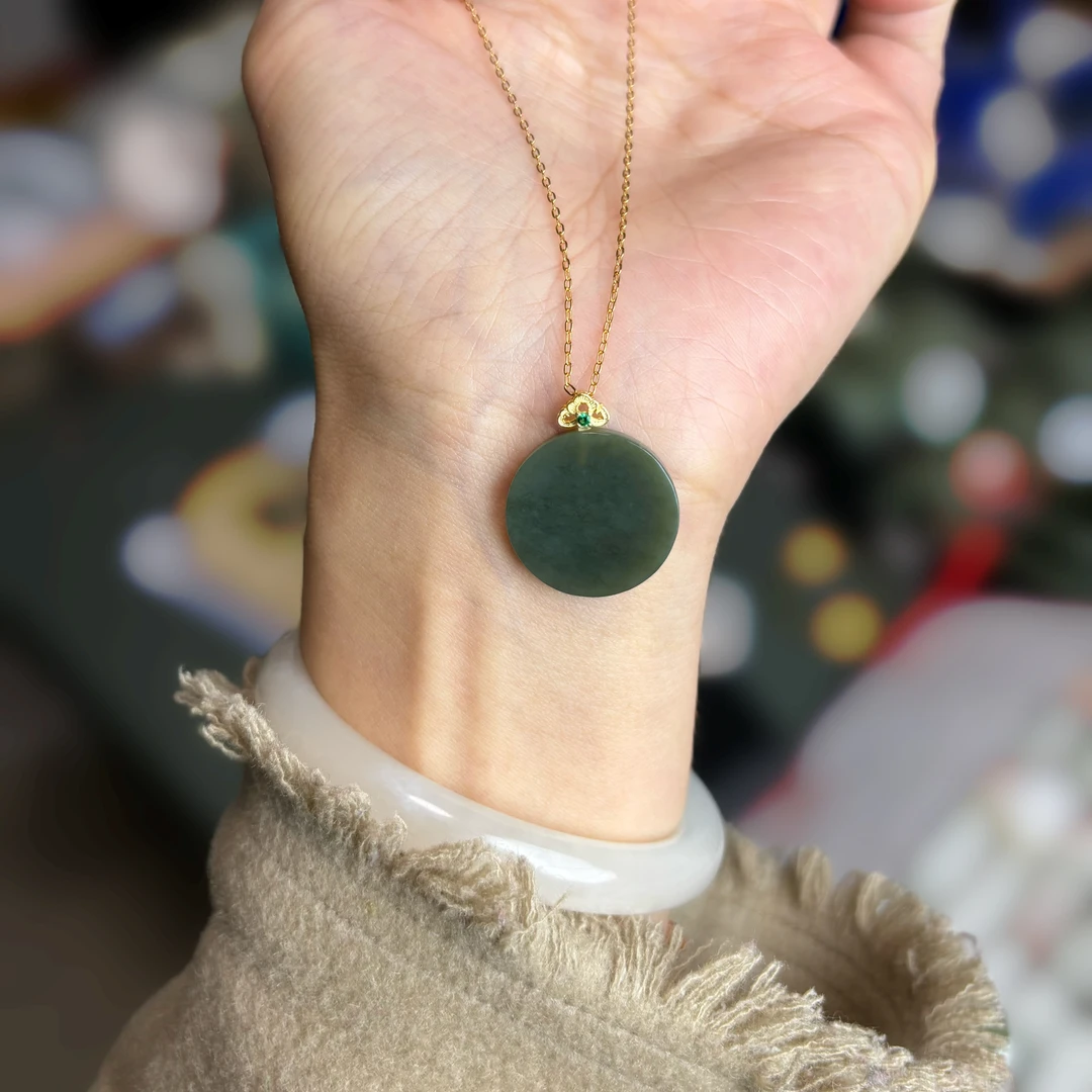 新疆和田玉塔青无事牌圆牌古法镶嵌精致坠链大女王081