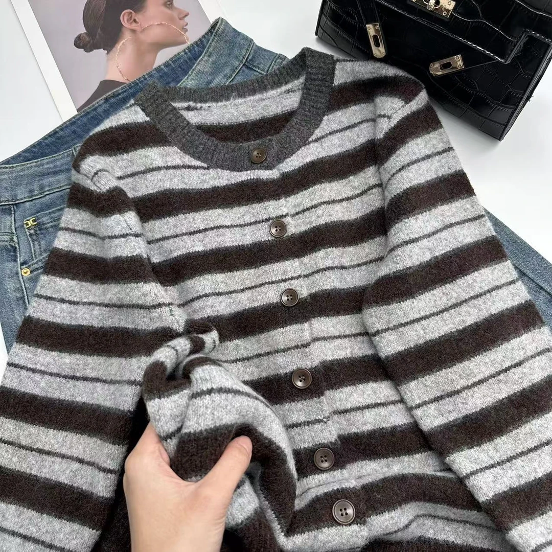 飞飞家 韩系冬季厚款高级撞色条纹针织纽扣开衫Y5490咖条