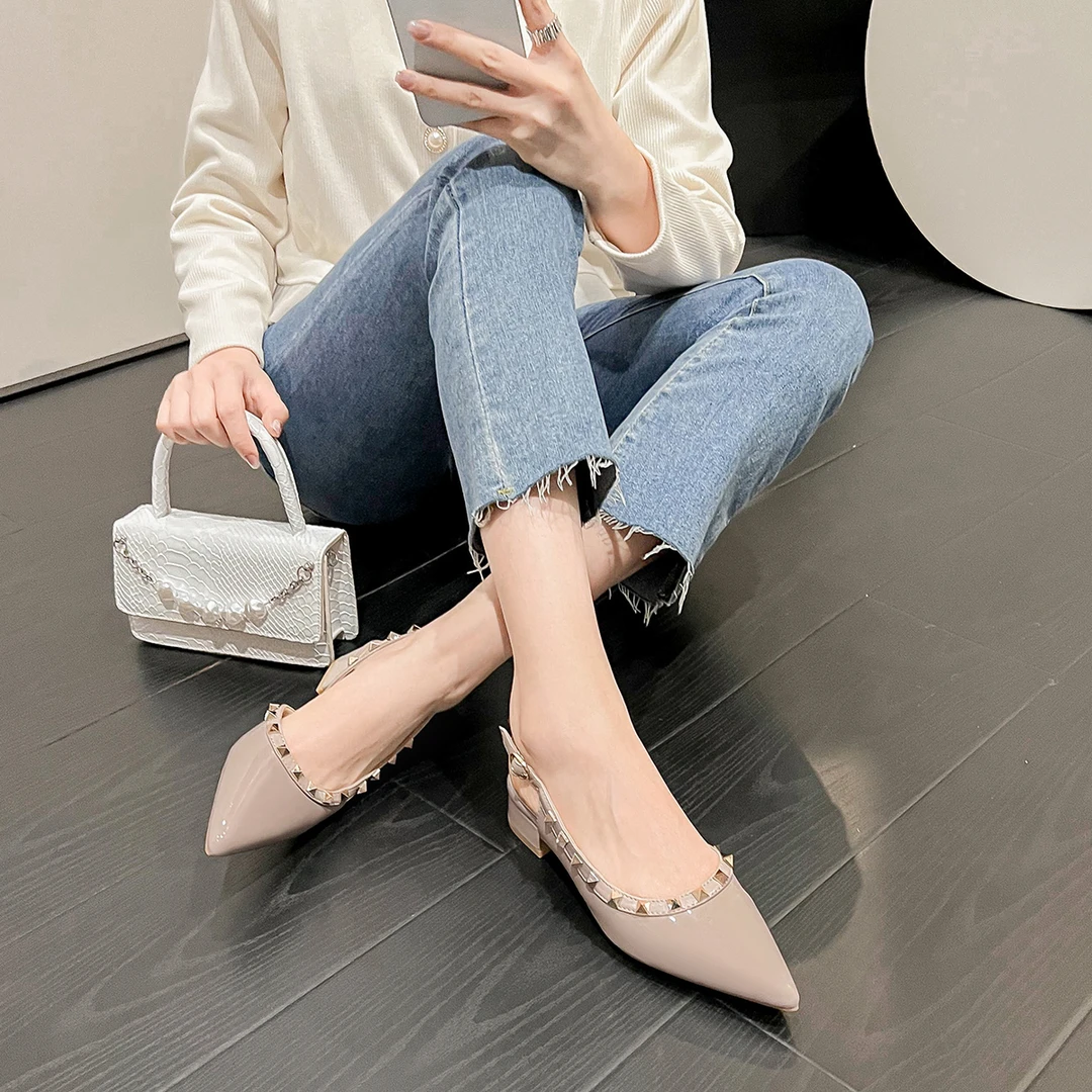粗跟款~2025高品质铆钉尖头粗跟凉鞋百搭连衣裙女一字带后空包头
