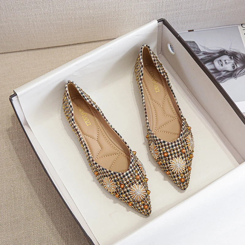 2025新款跨境水钻尖头装饰平底民族风单鞋女套包鞋大码女鞋时尚