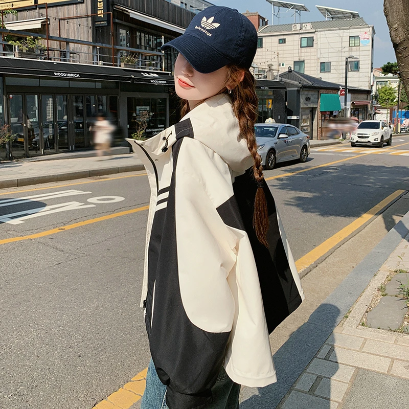 黑白撞色情侣冲锋衣外套女2025春季新款韩系宽松休闲连帽工装上衣