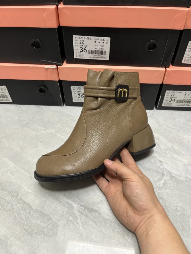 231 样7 芭卜瑞放圆头卡其色粗跟短靴