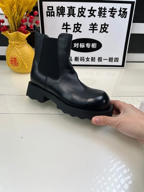 6136 黑色牛皮短靴