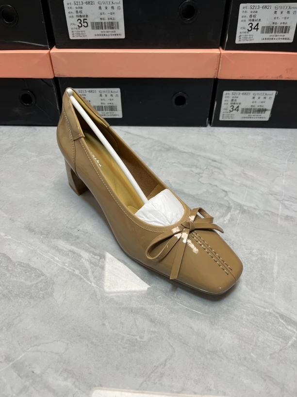 5107 深杏色漆皮马丽珍单鞋