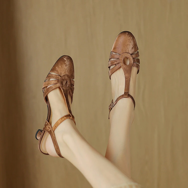 【红袖蔻】2024年夏季新款法式真皮包头凉鞋女粗跟镂空一字扣带7853