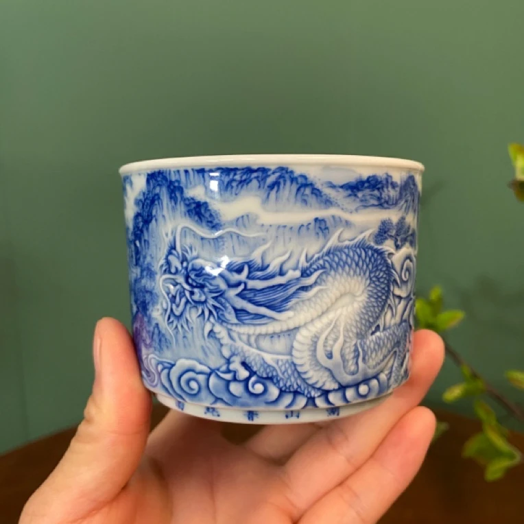 【九茗珍藏】欧阳娇雕刻龙纹山水容天杯手工手绘景德镇茶具130毫升
