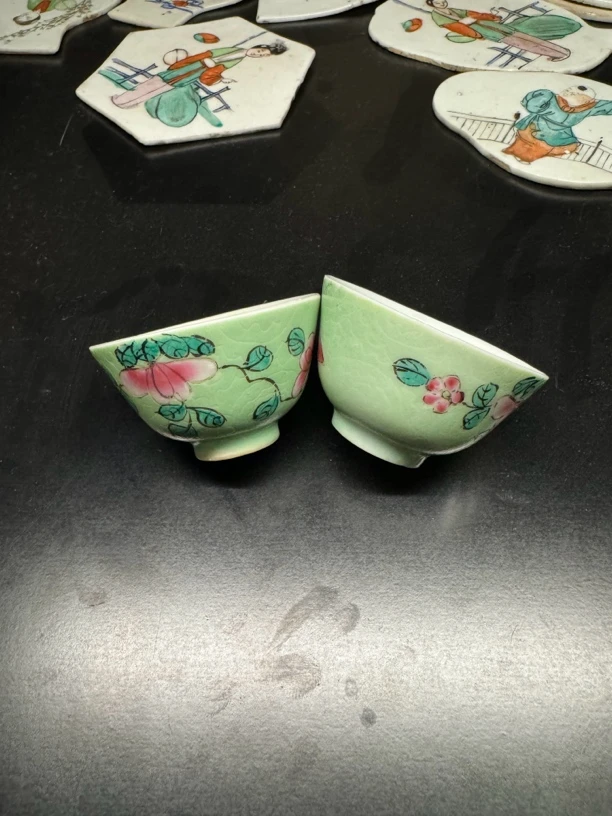 清中晚，轧道粉彩杯。一对全品