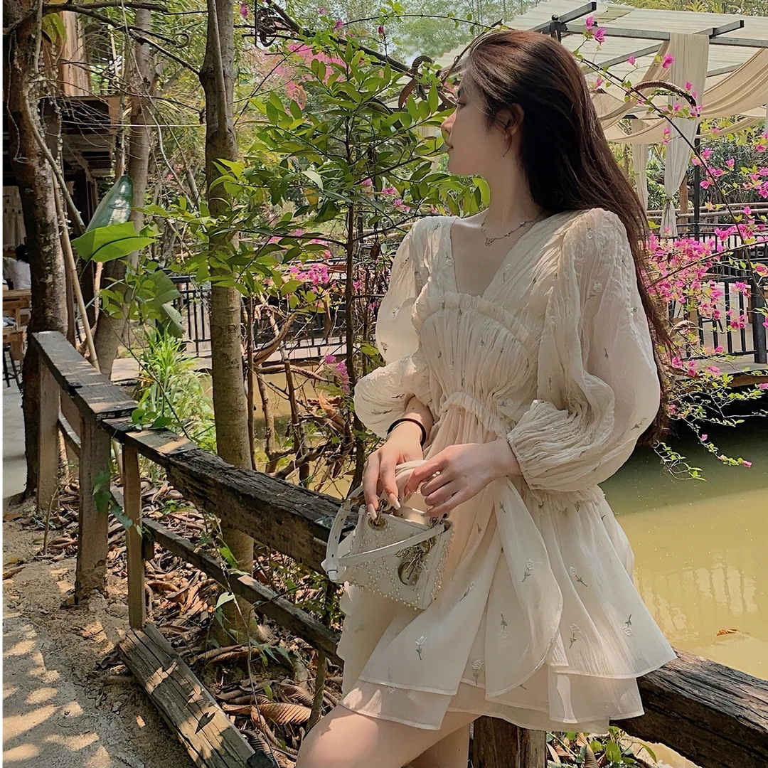 温柔系V领灯笼袖刺绣印花女装连衣裙夏季新款氛围感美女穿搭