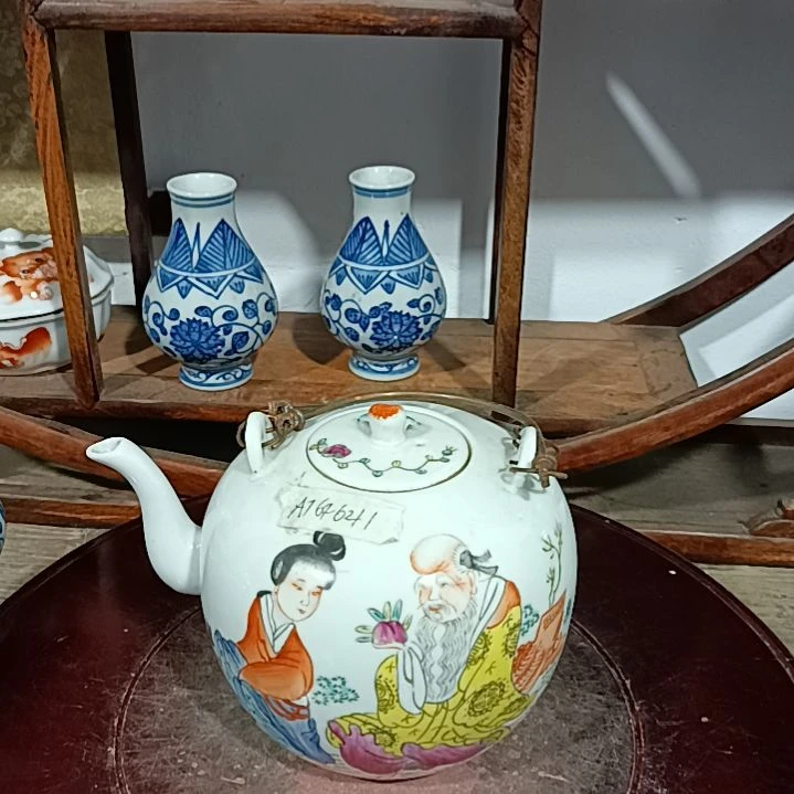 摆件天**空粉彩手绘人物茶壶一个