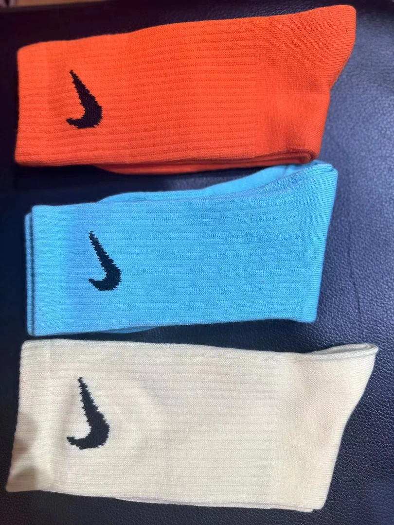 袜子一双，颜色随机