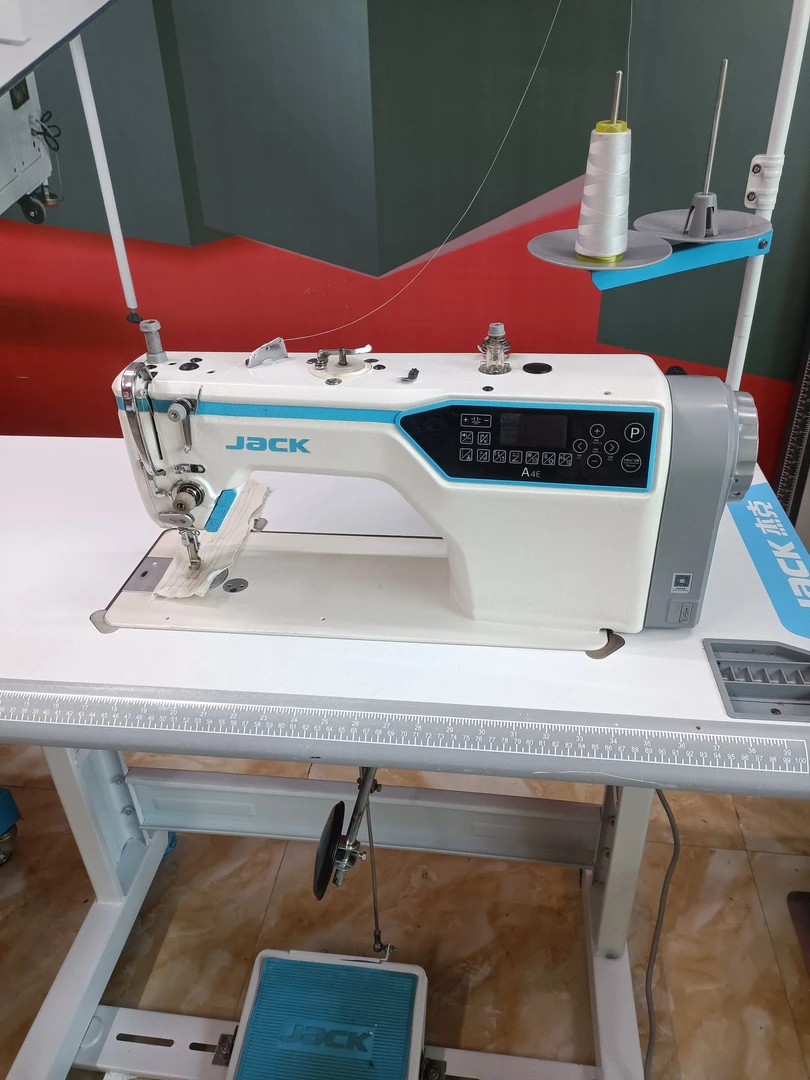 杰克新款a4e步机电脑平车。四自动。薄厚通吃。可家用，可工厂用。