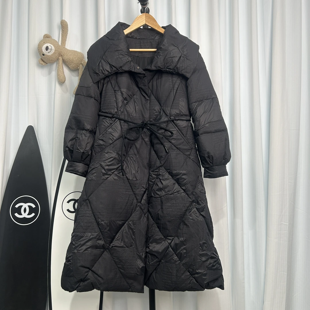 （7.5）潮牌女士黑色中长款连帽羽绒服  10051
