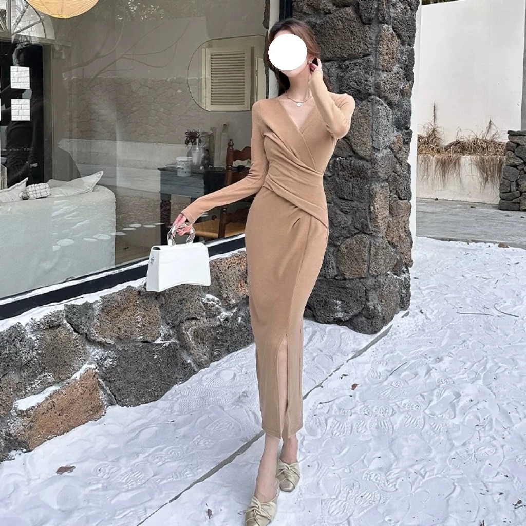 2024冬新款羊绒驼色v领连衣裙褶皱不规则收腰长袖长裙韩系气质女