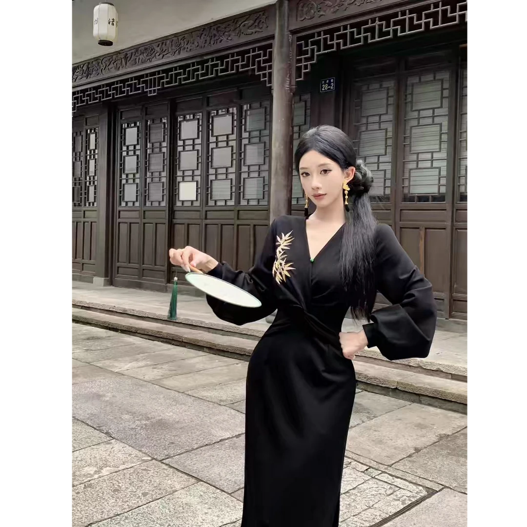 D186新中式国风厚款刺绣改良旗袍v领黑色鱼尾连衣裙