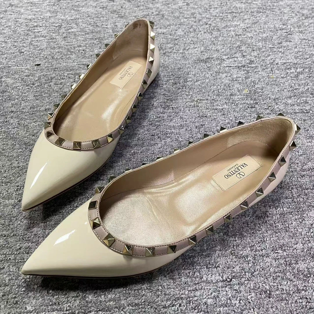 Valentino/华伦天奴38.5码/诺曼女鞋折扣 白色铆钉尖头单鞋 1749
