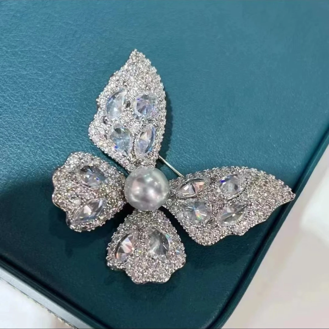 铜合金合成锆石胸针 铜合金合成胸针闪耀蝴蝶银胸针手工轻奢时尚