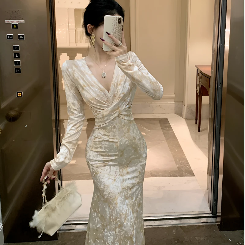 法式名媛宴会晚礼服裙v领丝绒修身包臀气质长裙冬天配大衣的裙子