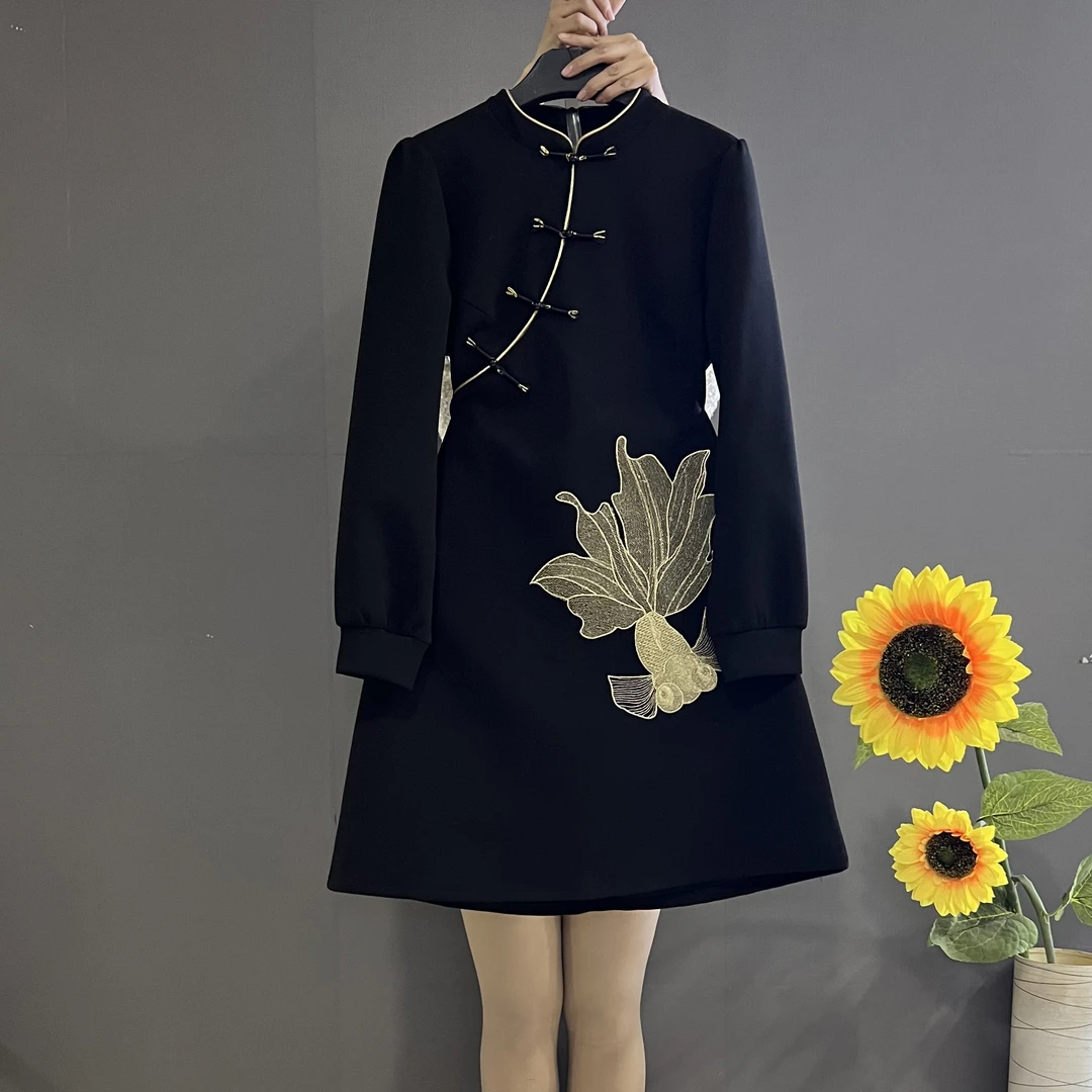 2024新款国风新中式立领盘扣重工刺绣收腰显瘦A字版连衣裙