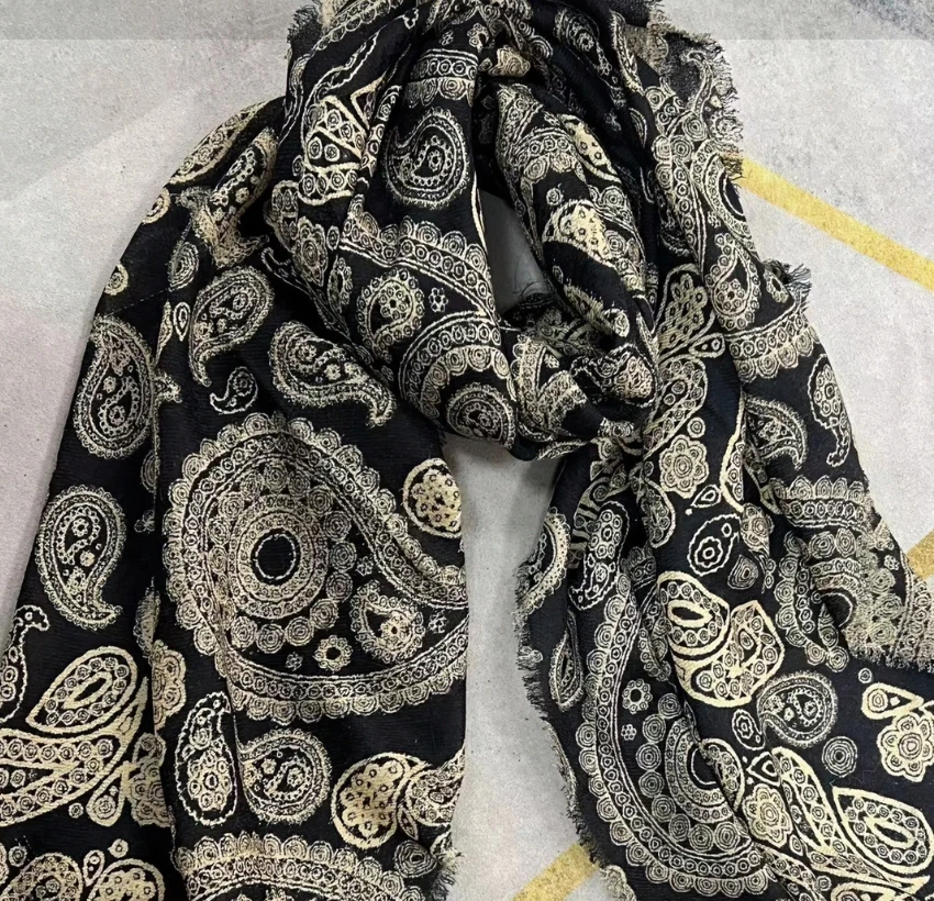 110羊绒方巾-黑金腰果