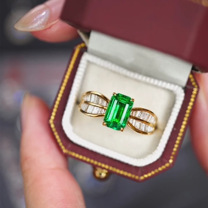 18K金镶嵌天然祖母绿戒指1.1极微油