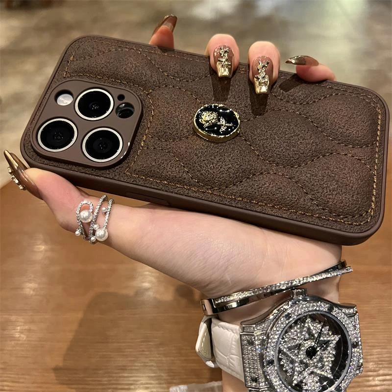 棕色羽绒服金属花朵适用苹果13手机壳14新款iphone15promax高级感