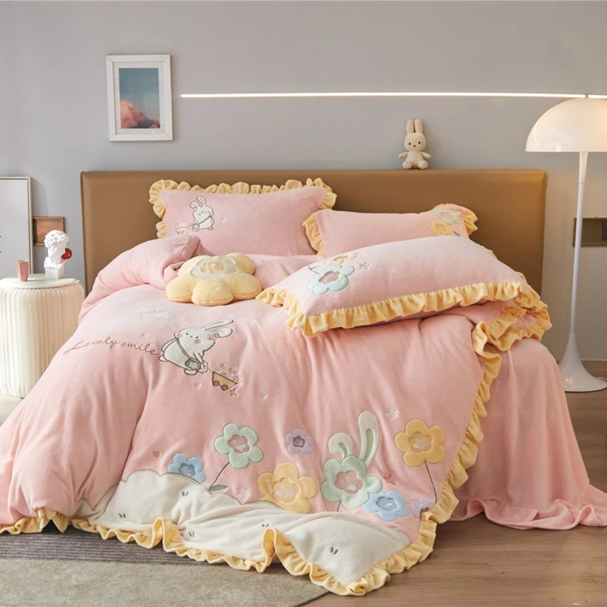 牛奶绒刺绣四件套冬季新款卡通款加厚加密高克重贴布绣保暖套件