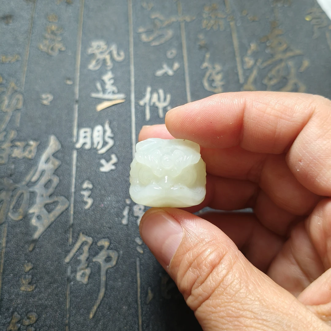 新店开业天然正品和田玉水草沁料原石立体醒狮顶珠吊坠17克