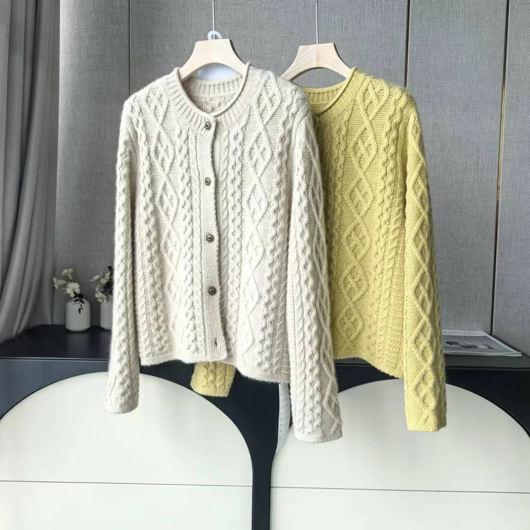 23075圆领重工卷边菱格绞花山羊绒开衫