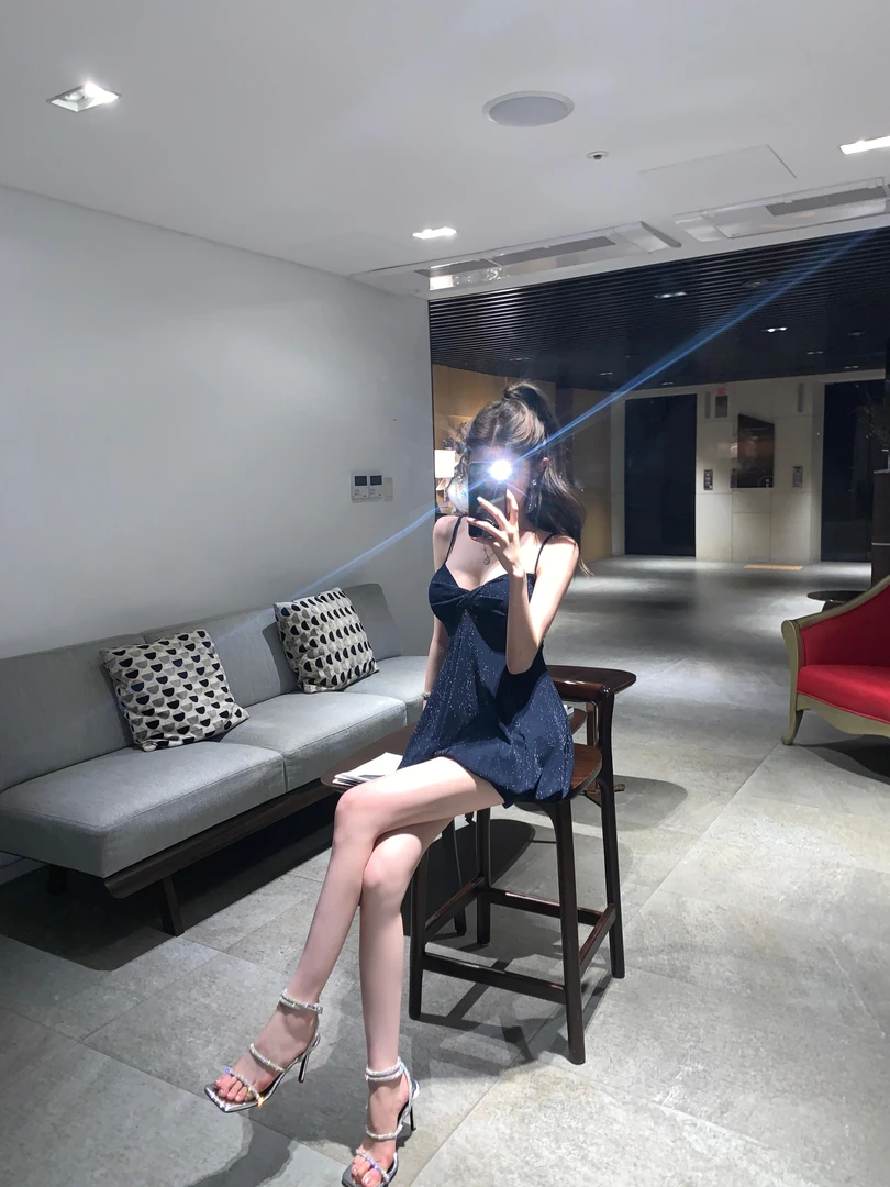 九亿~名媛辣妹封气质高级感细闪V领收腰显瘦设计感吊带连衣裙