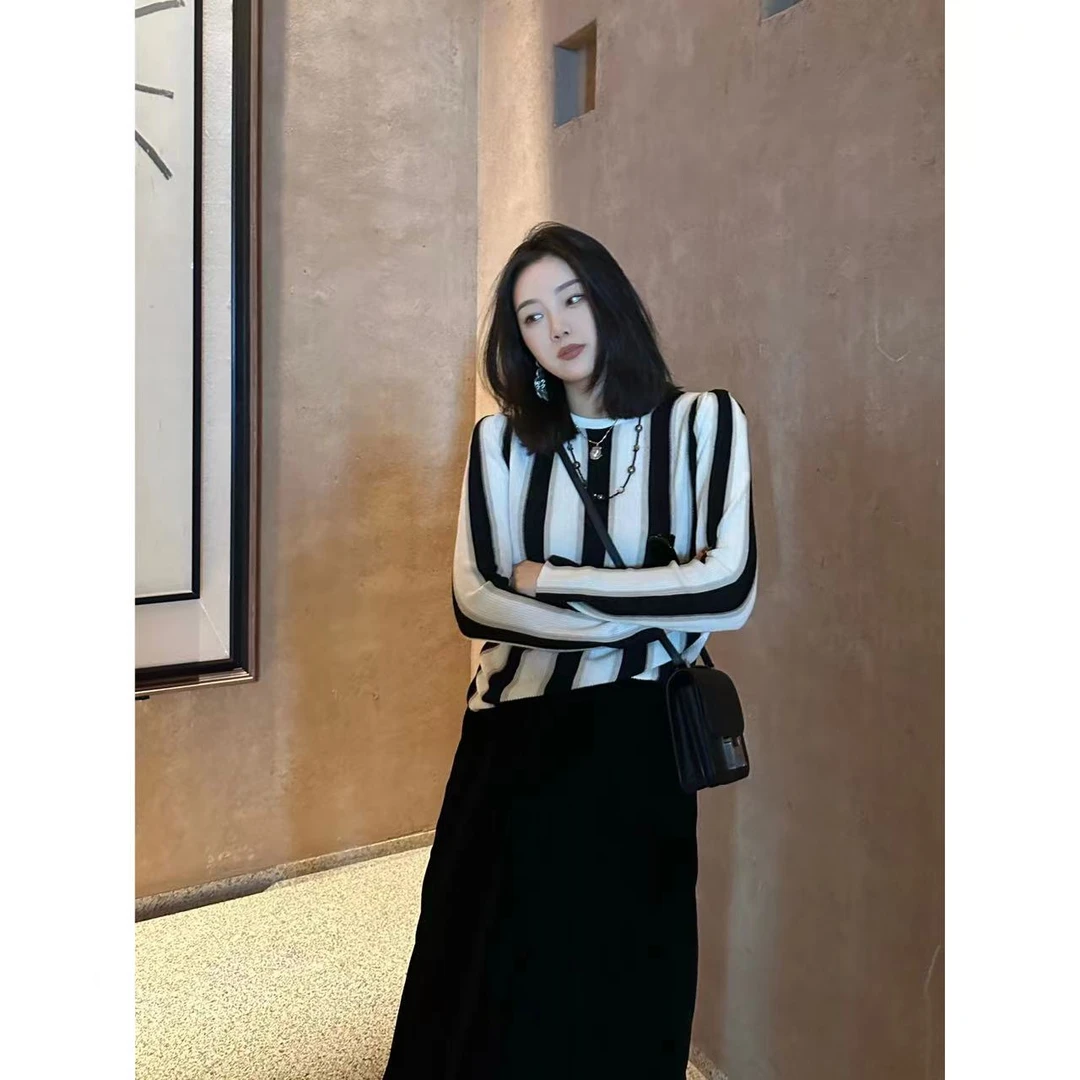 YJR叶老本儿 黑与霜白 法式时尚复古条纹套装YJR104