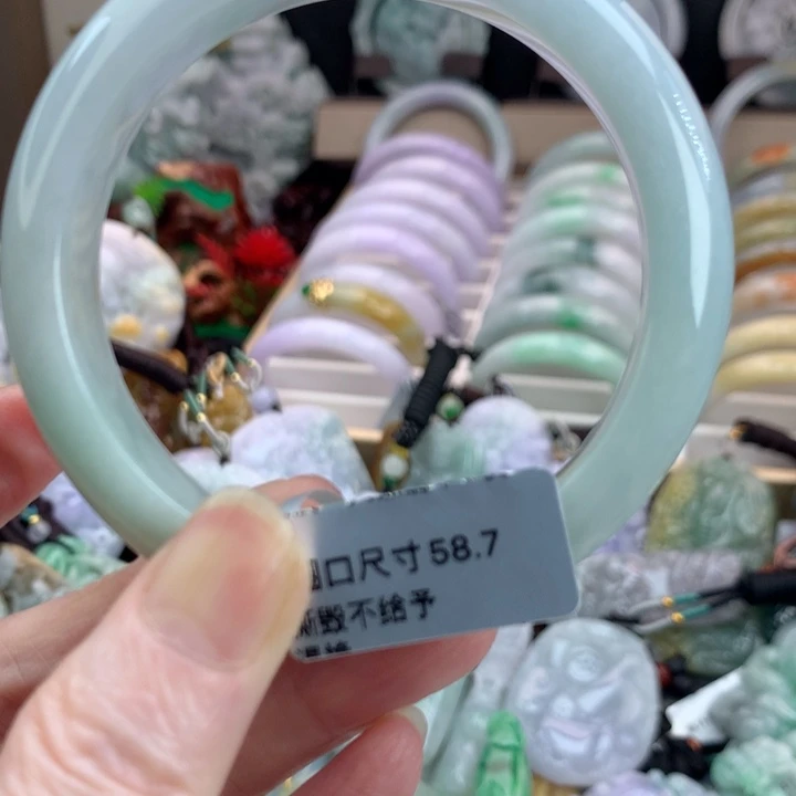 翡翠手镯未镶嵌吊坠