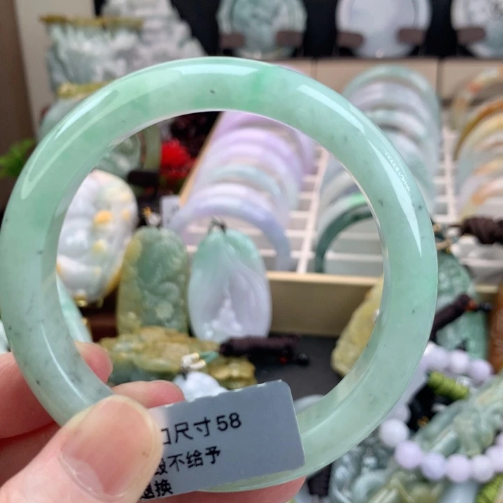 翡翠手镯未镶嵌吊坠