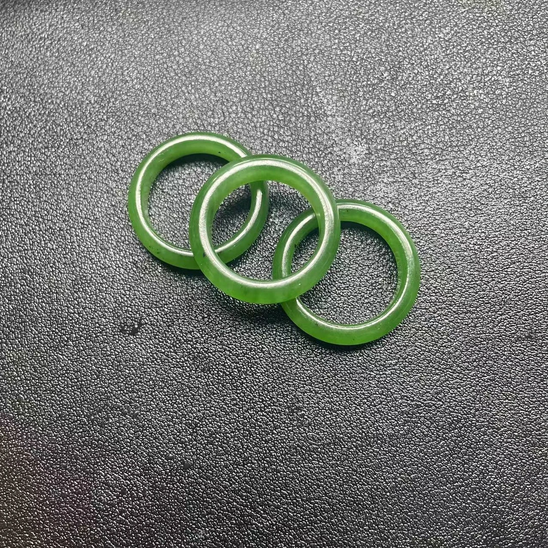 天然和田玉苹果绿碧玉戒圈有黑点（规格写的是内直径）（多样性发一）